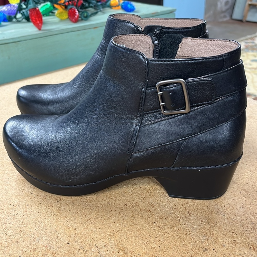 Black Dansko ankle boots, size 9 (European 40). Excellent condition, like new.